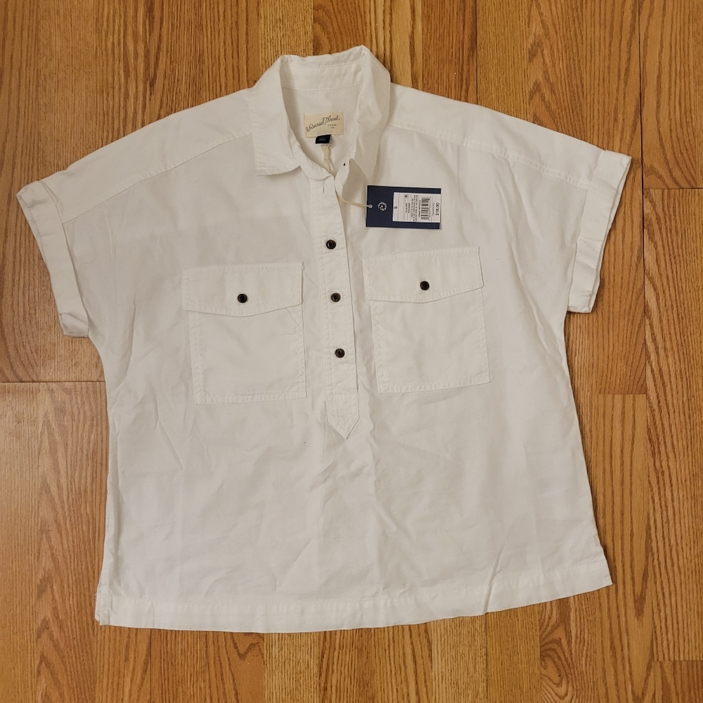 🟣 NWT White button up tshirt